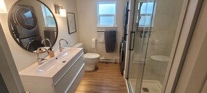 Dusj, hårføner, håndklær og såpe