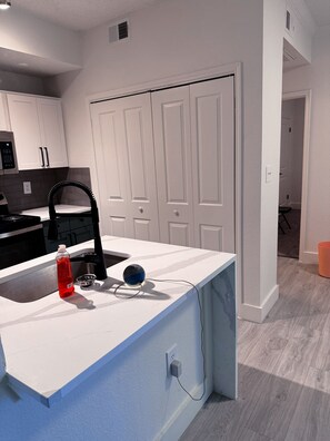 Réfrigérateur, micro-ondes, four, plaque de cuisson