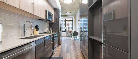 Refrigerador, mesa de comedor