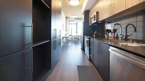 Réfrigérateur, tables à manger