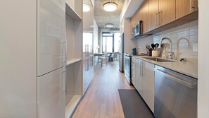 Frigorífico y mesa de comedor