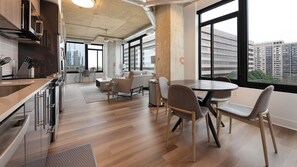 Kylskåp och matbord