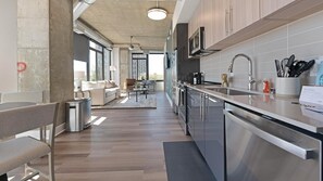 Réfrigérateur, tables à manger