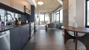 Réfrigérateur, tables à manger