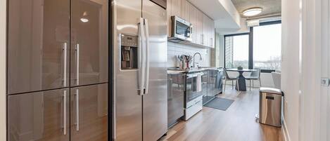 Réfrigérateur, tables à manger