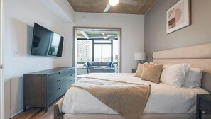 1 slaapkamer, een bureau, een strijkplank/strijkijzer, wifi