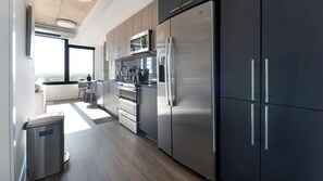 Kühlschrank, Esstisch