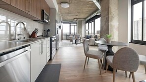 Kjøleskap og spisebord