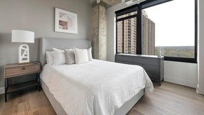 2 soverom, skrivebord, strykejern/-brett og wi-fi