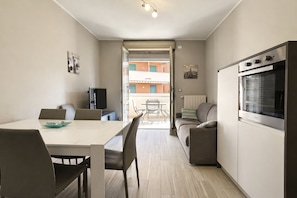 Interior - Moderno con Bici Incluse e Terrazzo per Colazioni (Marina di Andora)