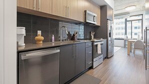 Køleskab, spisebord