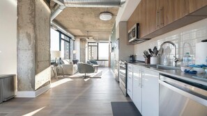 Réfrigérateur, tables à manger