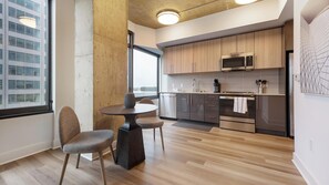 Réfrigérateur, tables à manger