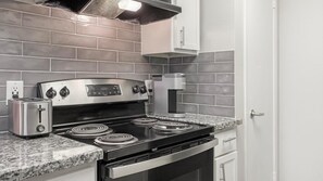 Réfrigérateur, tables à manger