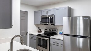 Kjøleskap og spisebord