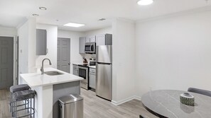 Refrigerador, mesa de comedor