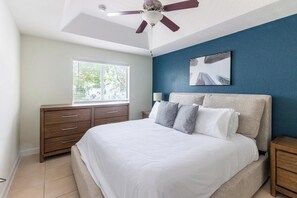 3 室のベッドルーム、デスク、アイロン / アイロン台、WiFi