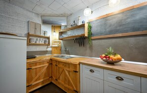 Kjøleskap og kaffetrakter/tekoker