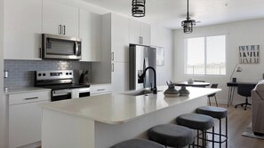 冷蔵庫、ダイニングテーブル