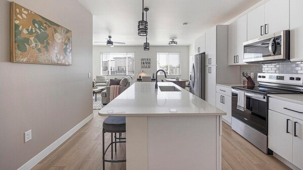 Kühlschrank, Esstisch