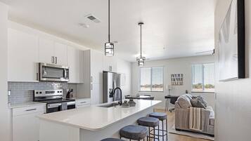 Réfrigérateur, tables à manger