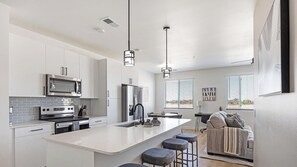 Jääkaappi, ruokailupöytä