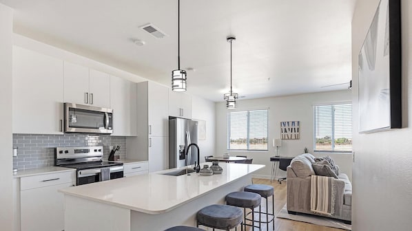 Réfrigérateur, table de salle à manger