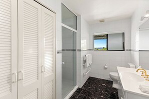 Dusche, Haartrockner, Handtücher, Seife