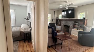 4 bedrooms, iron/ironing board, Internet, bed sheets