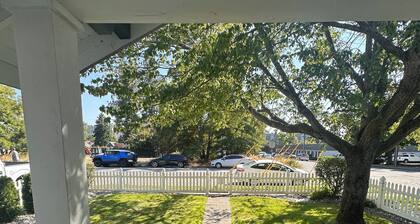 NEW! Lovely 4 Bedroom Garden Cottage Downtown Coeur d'Alene. Walk to everything!