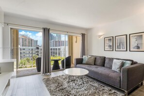 TV - Ocean Breeze Getaway Paradise. (sunny Isles beach)