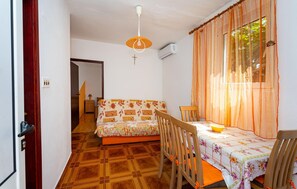 1 bedroom, free WiFi - Gorgeous apartment in Razanac with WiFi (Razanac)