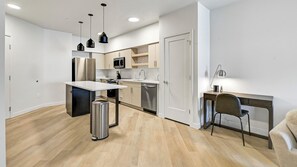 Réfrigérateur, tables à manger