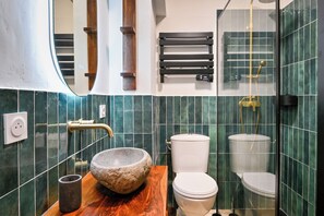 Douche, sèche-cheveux, serviettes fournies