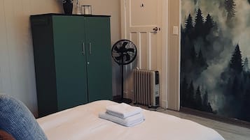 1 bedroom, desk, iron/ironing board, WiFi (free)