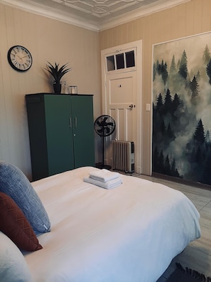 1 chambre, bureau, fer et planche à repasser, accès au Wi-Fi (inclus)