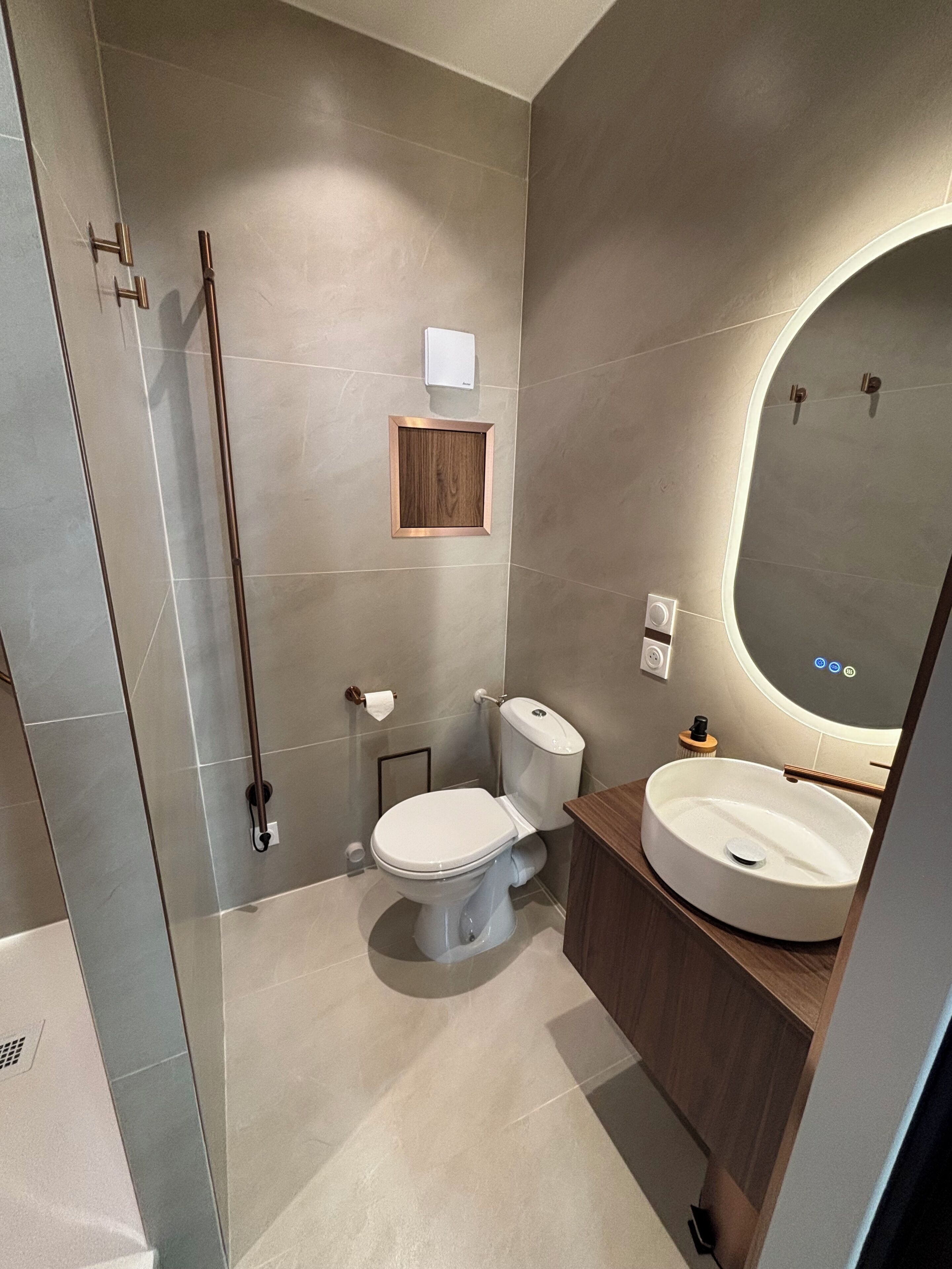 Douche, sèche-cheveux, serviettes fournies, savon