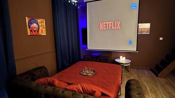 2 bedrooms, iron/ironing board, travel cot, free WiFi