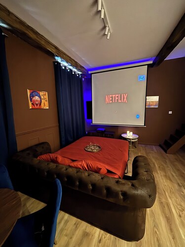 Visit Jazz in the heart of Vienna, with a video projector just like at the movies! Hypercentre