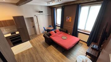 2 bedrooms, iron/ironing board, travel cot, free WiFi