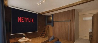 Visit Jazz in the heart of Vienna, with a video projector just like at the movies! Hypercentre