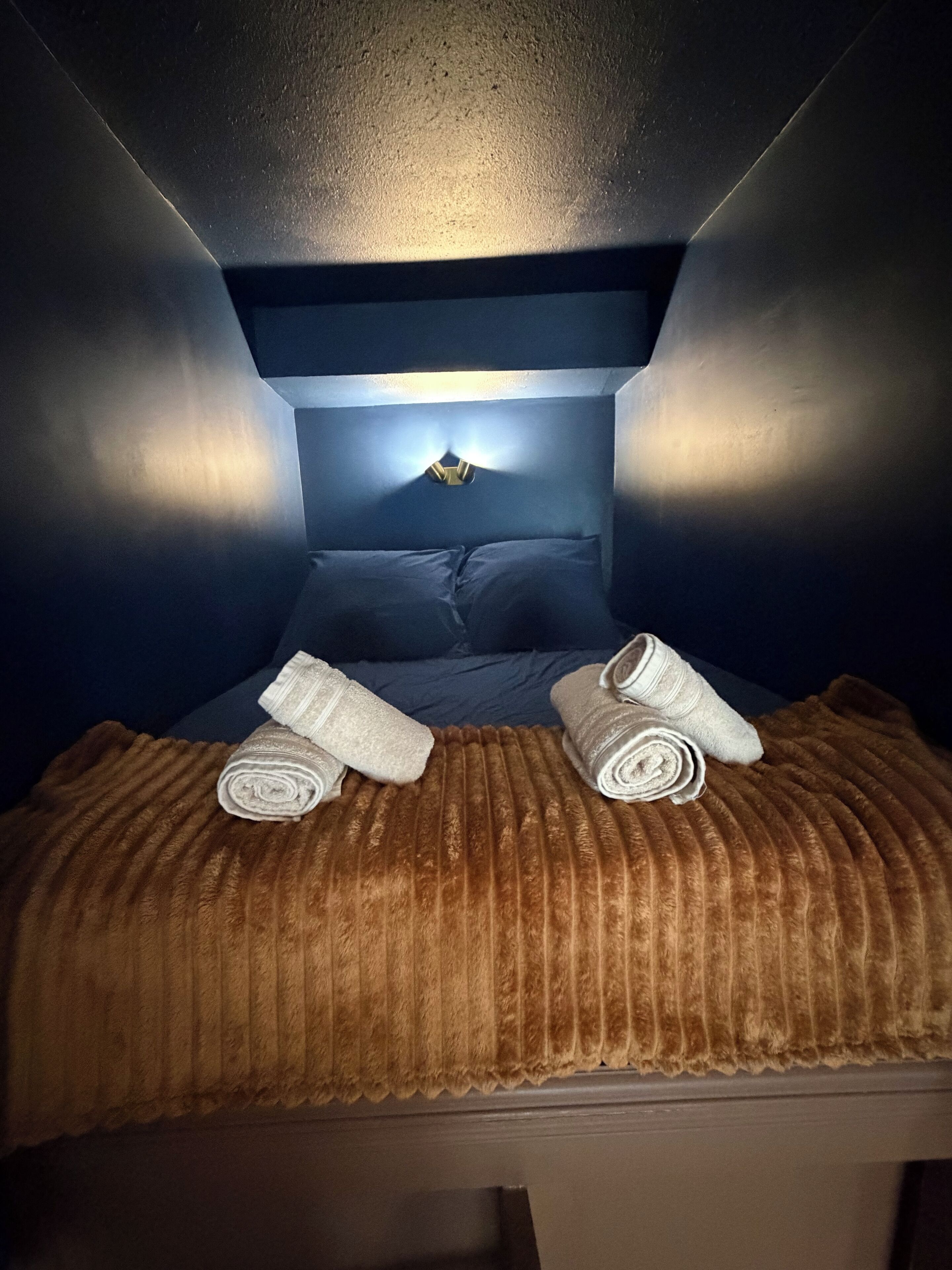 2 habitaciones, tabla de planchar con plancha y cuna de viaje 