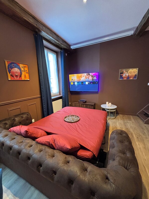 2 bedrooms, iron/ironing board, travel crib, free WiFi