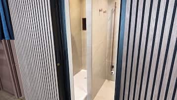 Ducha, secador de pelo, toallas, jabón