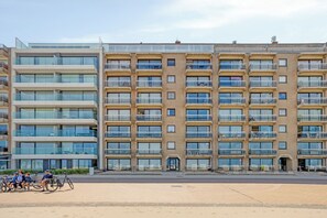 Exterior - Melbourne 05.03 + G* (Sint Idesbald)