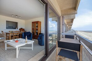 Outdoor dining - Melbourne 05.03 + G* (Sint Idesbald)