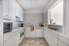 Fridge, oven, stovetop, coffee/tea maker