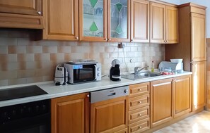 Refrigerador, horno, lavavajillas, cafetera/tetera
