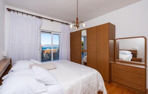 3 bedrooms, iron/ironing board, free WiFi