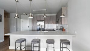 Køleskab, spisebord